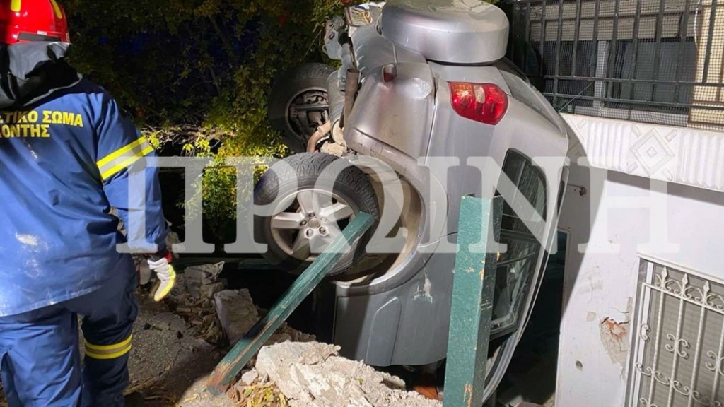 Σοκαριστικό τροχαίο στην Καβάλα – Αυτοκίνητο σφηνώθηκε μεταξύ πεζοδρομίου και κατοικίας