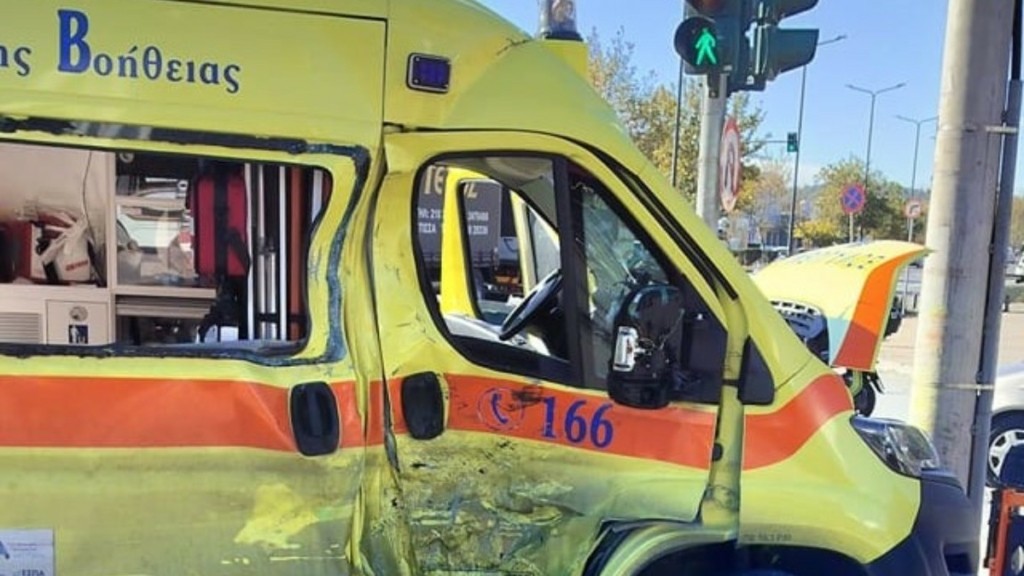 Χαϊδάρι: Ασθενοφόρο του ΕΚΑΒ πέρασε με κόκκινο και συγκρούστηκε με μηχανή – Νεκρός ο οδηγός