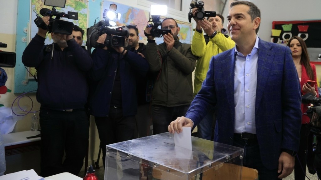 Κυψέλη: Ψήφισε ο Αλέξης Τσίπρας – Του έκαναν δώρο τσίπουρο