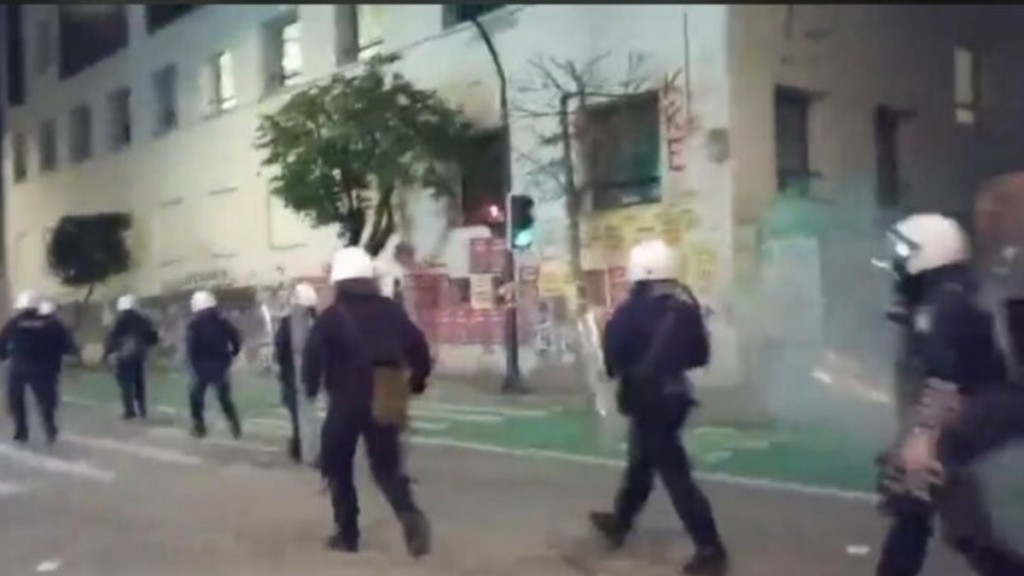 Πολυτεχνείο: Επεισόδια στον Βόλο – Διαδηλωτές πέταξαν πέτρες σε αστυνομικούς