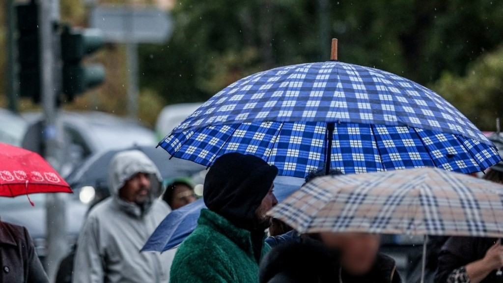Καιρός σήμερα: Καταιγίδες και μικρή άνοδος της θερμοκρασίας – Πού θα χιονίσει