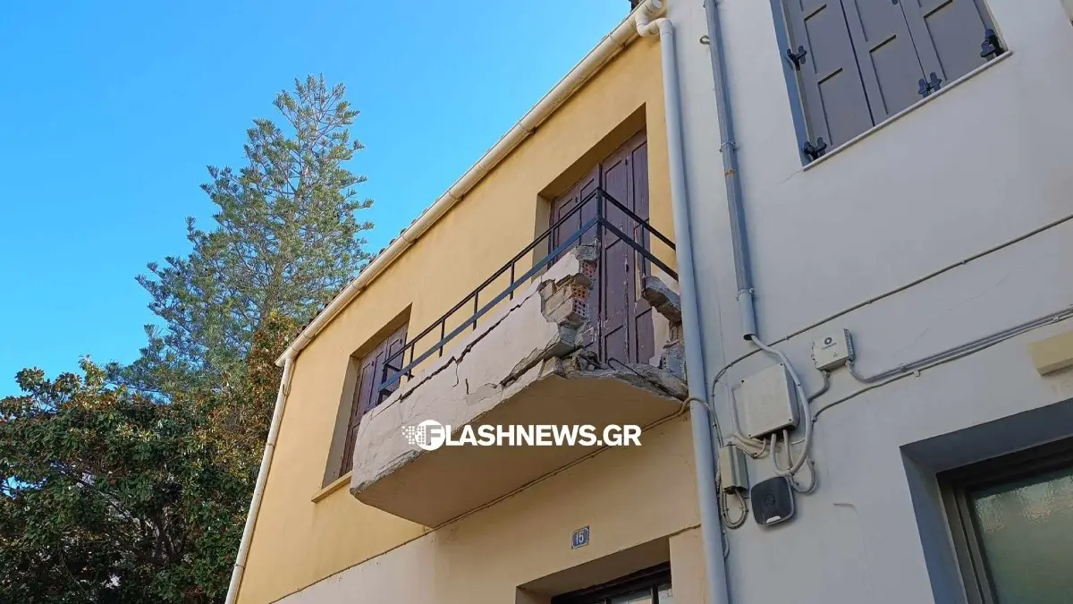 Χανιά: Φορτηγό «γκρέμισε» μπαλκόνι σπιτιού (pic)