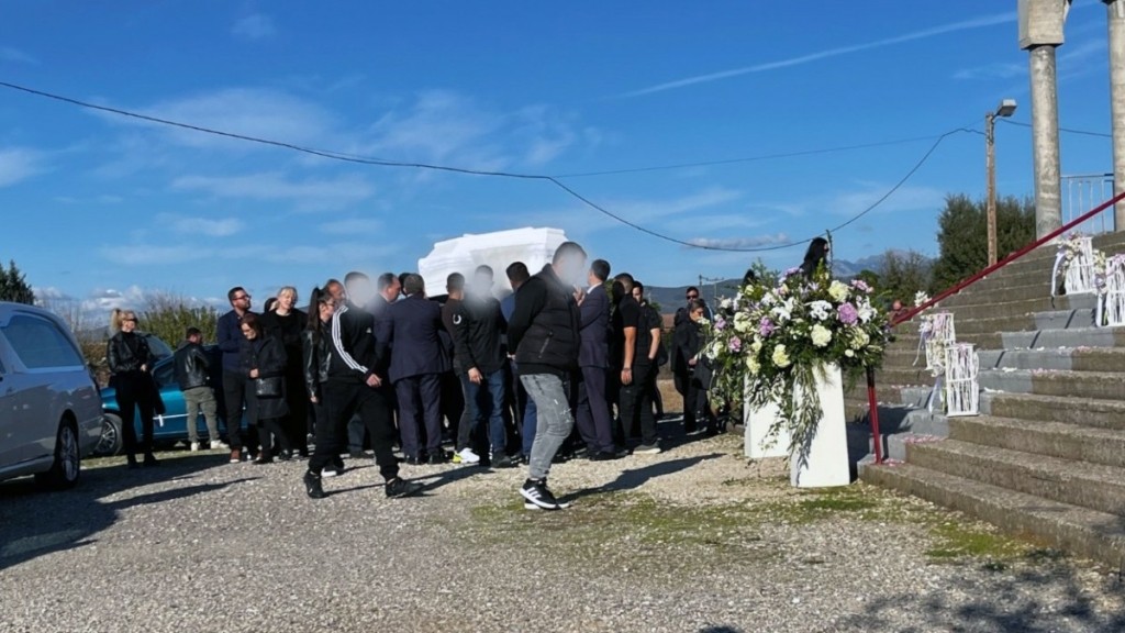 Αγρίνιο: Βουβός πόνος στην κηδεία της 18χρονης Χαριτίνης – Τραγική φιγούρα η οικογένειά της (pics)