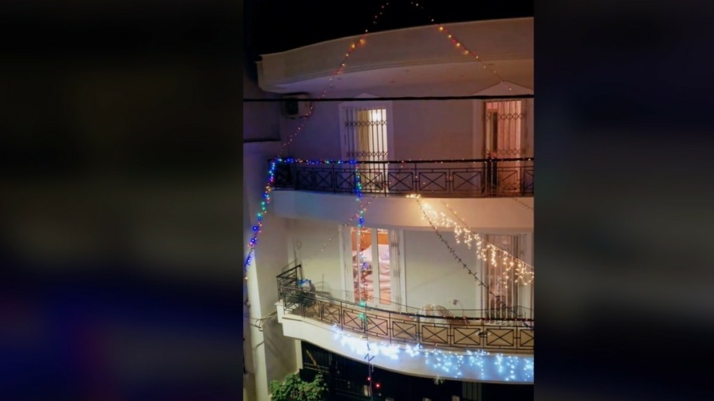 «Γείτονες στόλισαν «ενώνοντας» τα μπαλκόνια τους με… Χριστουγεννιάτικα λαμπιόνια – Η δίκαιη μοιρασιά του ρεύματος»