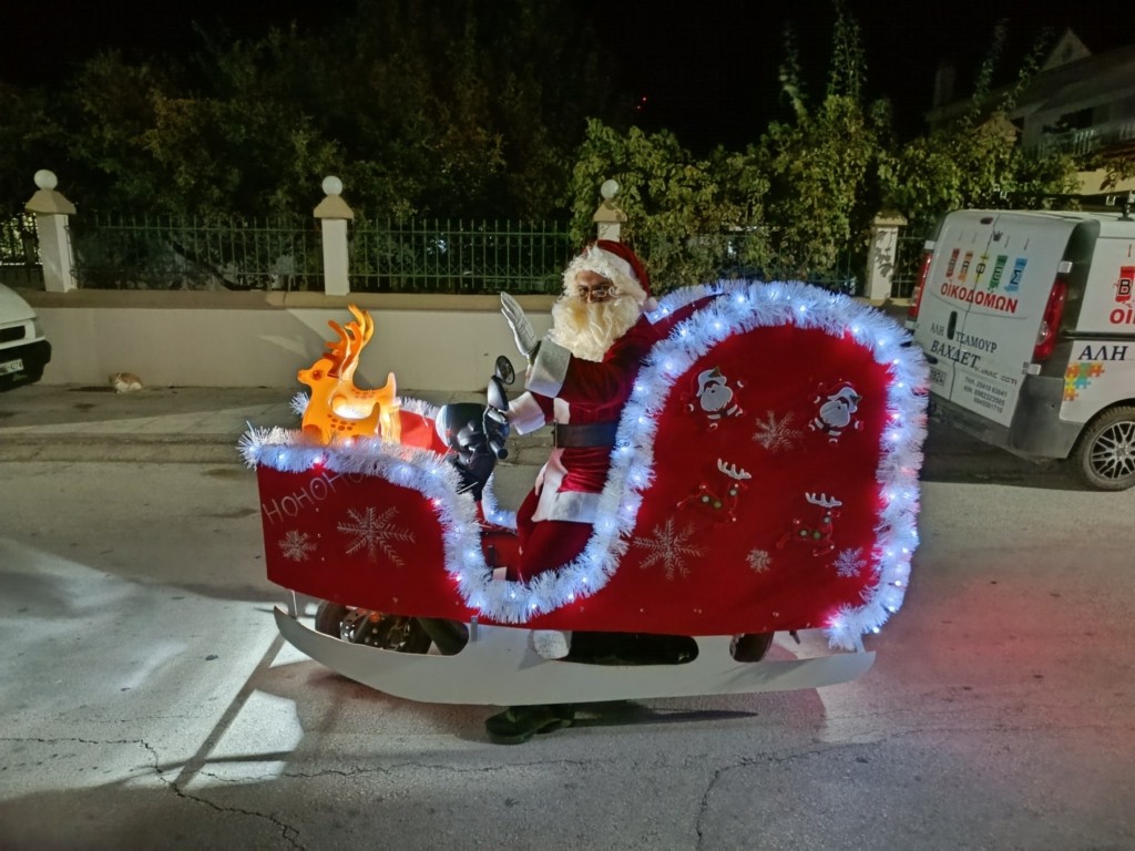 Μύρισε Χριστούγεννα στην Ξάνθη: Πολίτης μετέτρεψε το μηχανάκι του σε έλκηθρο (pics)