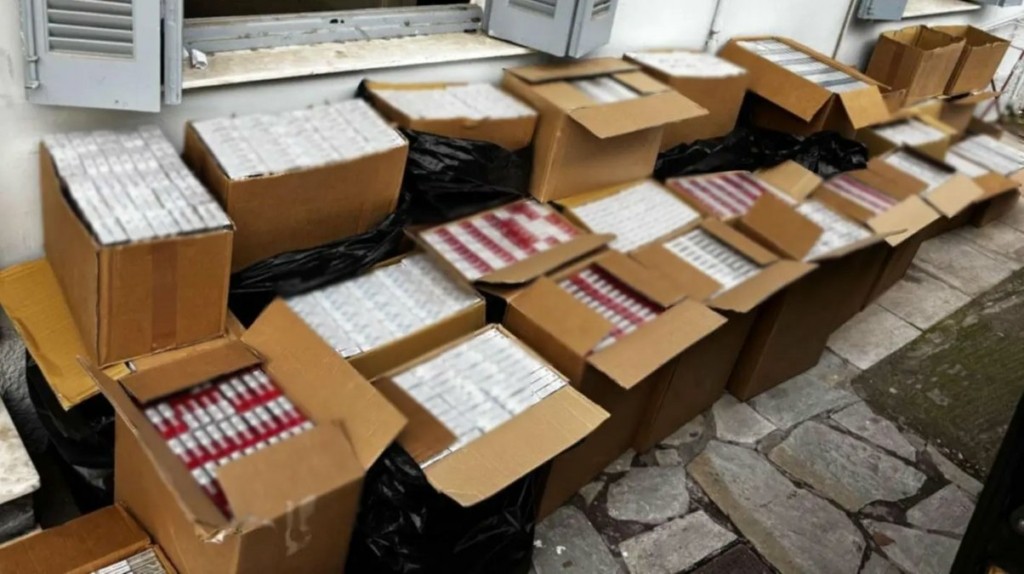 Νίκαια:15.335 παράνομα πακέτα τσιγάρα κατασχέθηκαν μετά από έρευνα της αστυνομίας