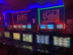 Επιχείρηση του ελληνικού FBI για μεγάλο κύκλωμα τυχερών παιχνιδιών με κέρδη εκατ. ευρώ – 17 συλλήψεις