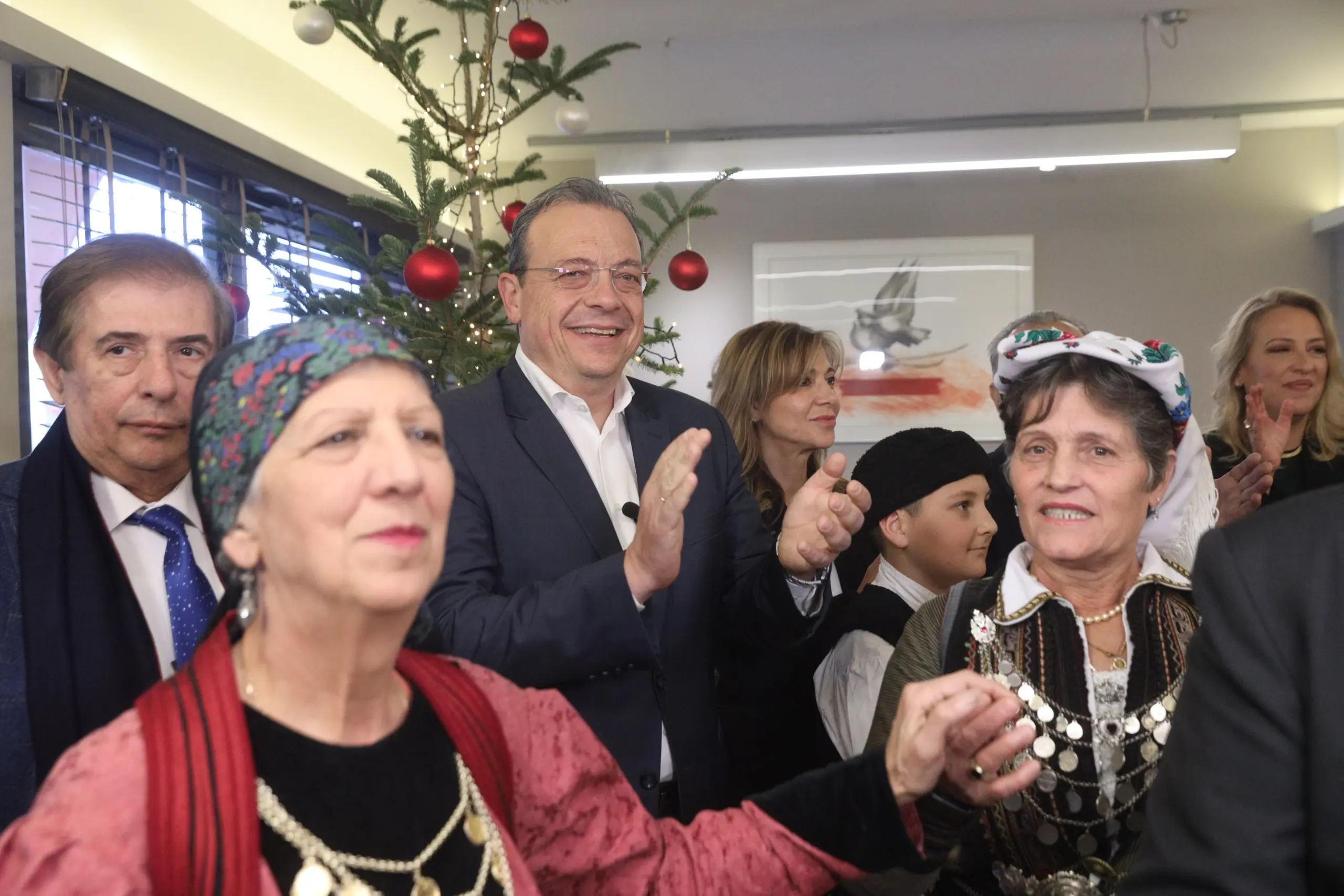 Ο Σωκράτης Φάμελλος άκουσε τα κάλαντα των Χριστουγέννων μαζί με τη σύζυγό του