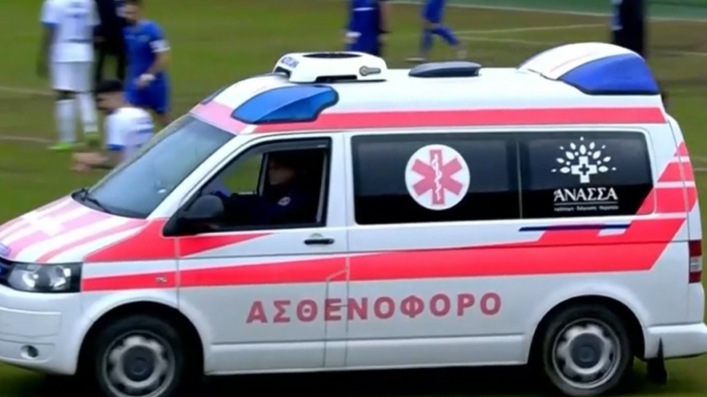 Νίκη Βόλου – ΠΑΣ Γιάννινα: Τραυματίστηκε ο Τσέλιος κι έπεσε αναίσθητος – Έφυγε με ασθενοφόρο