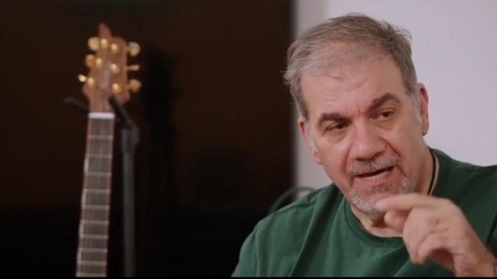 Δημήτρης Σταρόβας: “Η πρώτη επαφή με την κιθάρα μετά το εγκεφαλικό ήταν από τις πιο τραυματικές εμπειρίες”