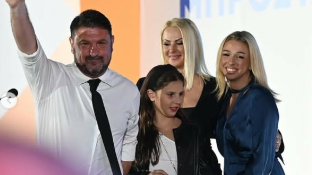 Ο Νίκος Χαρδαλιάς διασκέδασε στο Νίκο Οικονομόπουλο με την εντυπωσιακή σύζυγό του και την κόρη του