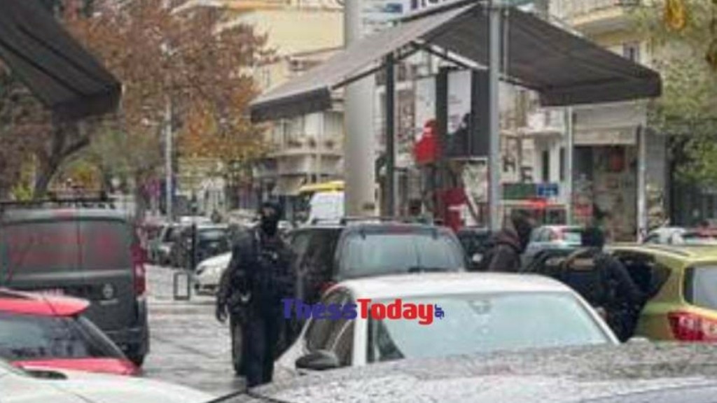 Θεσσαλονίκη: Μεγάλη αστυνομική επιχείρηση σε διαμέρισμα – Εντοπίστηκε εργαστήριο με πλαστούς πίνακες (pics & vid)