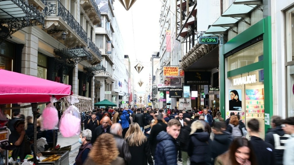 Το κέντρο της Αθήνας «πλημμύρισε» κόσμο για τα ψώνια της τελευταίας στιγμής