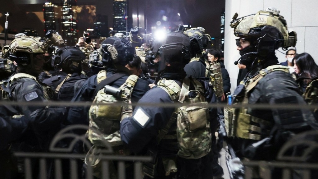 Νότια Κορέα: Σε «φιάσκο» μετατρέπεται ο στρατιωτικός νόμος – Αποχωρούν από τη Βουλή Αστυνομία και στρατός