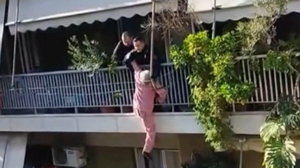 Πατήσια: Ηλικιωμένη γυναίκα κρεμόταν επί μισή ώρα στο μπαλκόνι – Την έσωσαν αστυνομικοί