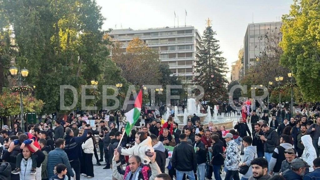 Σύνταγμα: Έξαλλοι πανηγυρισμοί από Σύρους  για την πτώση του Άσαντ (pics & vid)