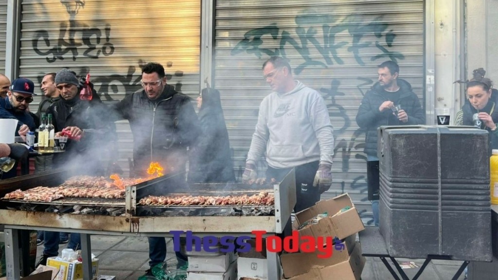 Θεσσαλονίκη: Η Βασιλέως Ηρακλείου μετατράπηκε σε ένα ατελείωτο πάρτι (pics & vid)