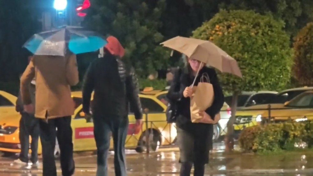 Καιρός: «Άνοιξαν οι ουρανοί στην Αττική» – Φαινόμενα και την Κυριακή «βλέπουν» οι μετεωρολόγοι (vid)
