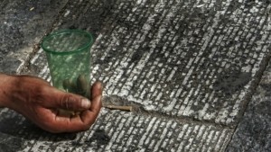 Θεσσαλονίκη: 10 χρόνια κάθειρξη σε 25χρονη που έβαζε την ανήλικη κόρη της να ζητιανεύει