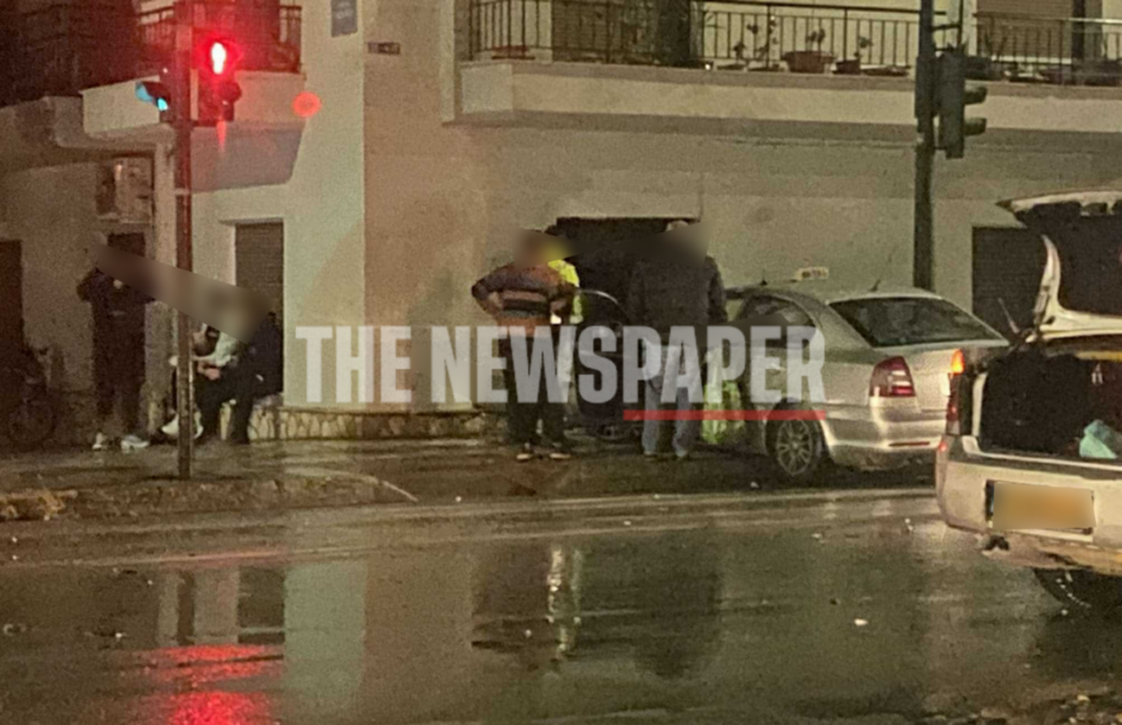 Σοβαρό τροχαίο στον Βόλο – Ταξί «καρφώθηκε» σε σπίτι