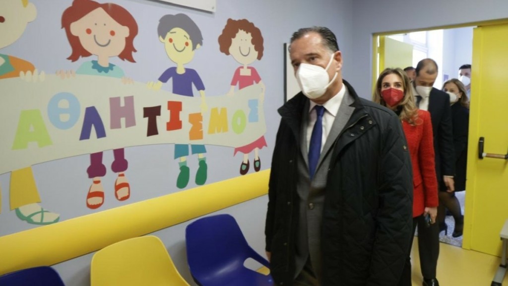 Άδωνις Γεωργιάδης: Επισκέφθηκε το Παίδων «Αγία Σοφία» – Μοίρασε δώρα στα παιδιά