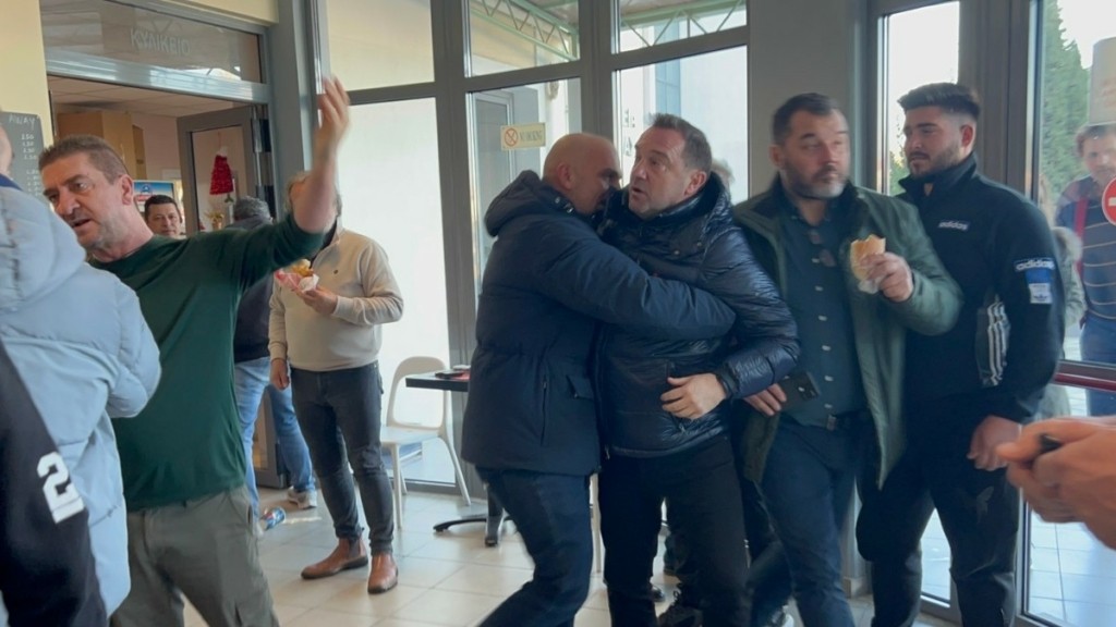Λάρισα: Επίθεση από συγγενείς θυμάτων των Τεμπών στον Αγοραστό
