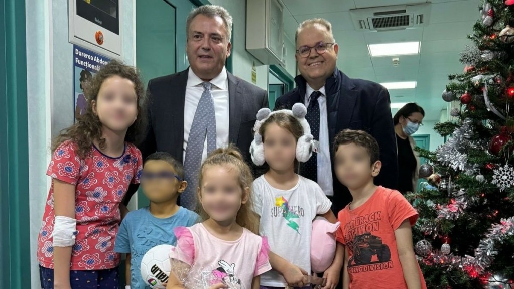Χριστουγεννιάτικα δώρα για 300 παιδιά που νοσηλεύονται σε νοσοκομεία του Βουκουρεστίου  
