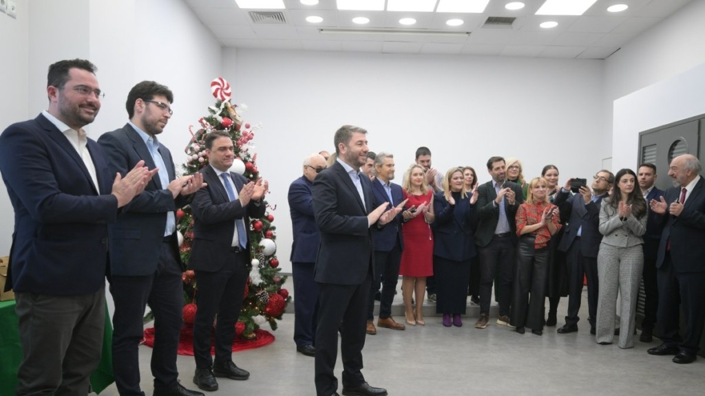 Τα Χριστουγεννιάτικα κάλαντα στον πρόεδρο του ΠΑΣΟΚ Νίκο Ανδρουλάκη