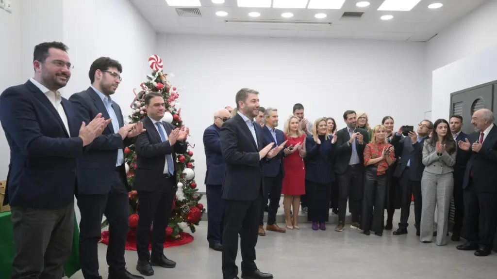 Τα Χριστουγεννιάτικα κάλαντα στον πρόεδρο του ΠΑΣΟΚ Νίκο Ανδρουλάκη
