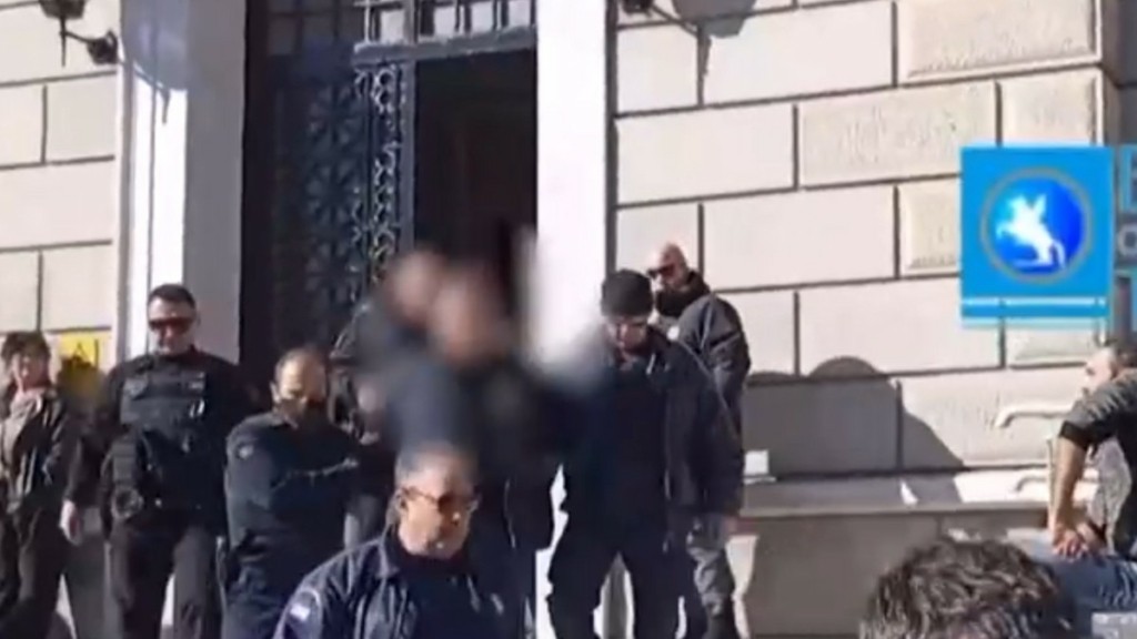 Τρίπολη: Αποδοκίμασαν τον αστυνομικό της Βουλής στα δικαστήρια – “Θέλεις κόψιμο των χεριών από τον ώμο”