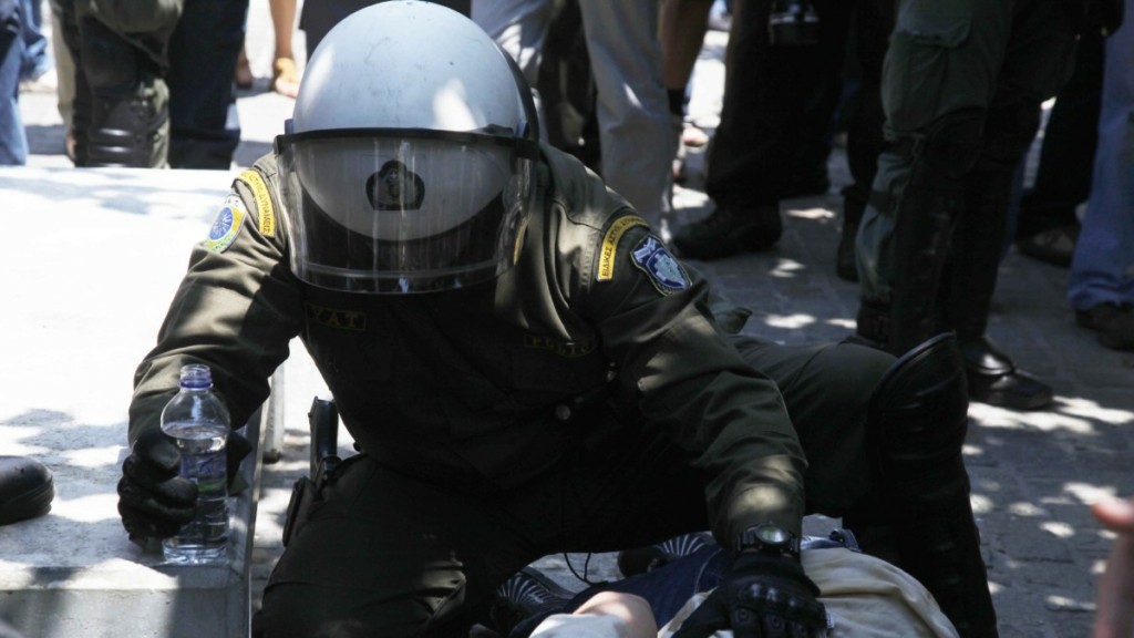 Αστυνομικός των ΜΑΤ παρασύρθηκε από αυτοκίνητο στο κέντρο της Αθήνας