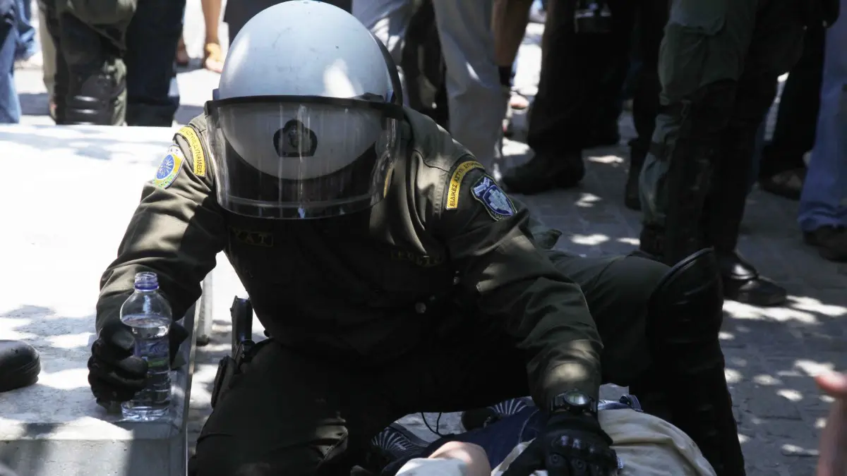 Αστυνομικός των ΜΑΤ παρασύρθηκε από αυτοκίνητο στο κέντρο της Αθήνας