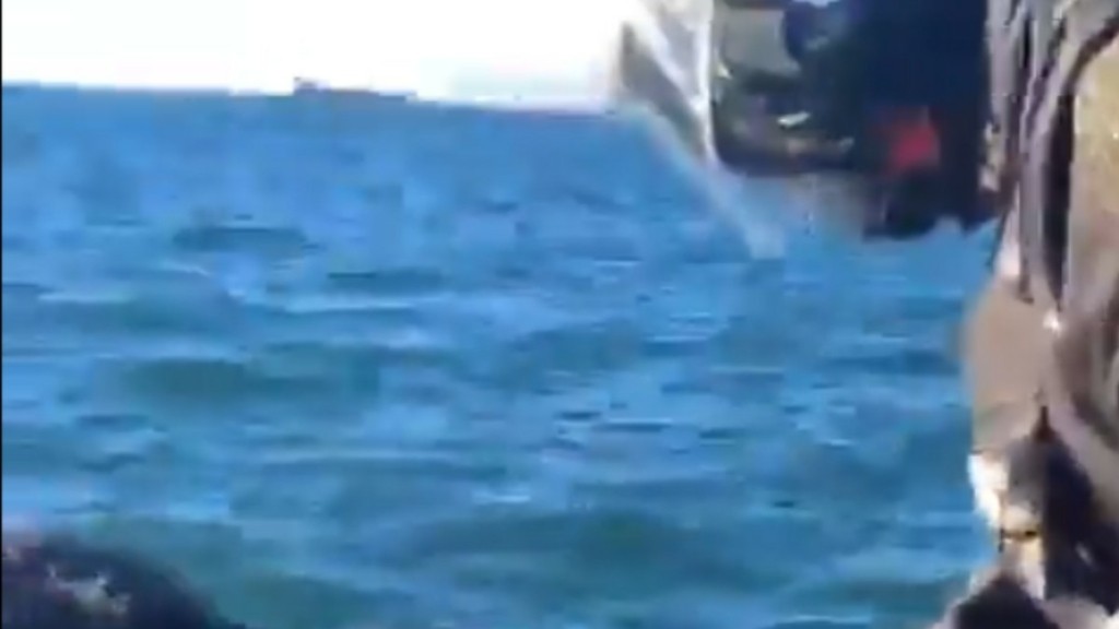 Άνδρες της ΕΛ.ΑΣ διασώζουν άτομο που έπεσε στον Θερμαϊκό – Δείτε το βίντεο