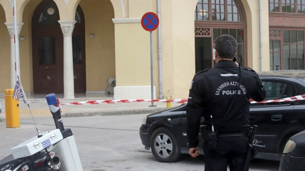 Θεσσαλονίκη: Κείμενο με αναφορές σε αστυνομικό της Βουλής και Ρωμανό είχε ο 35χρονος έξω από τα δικαστήρια