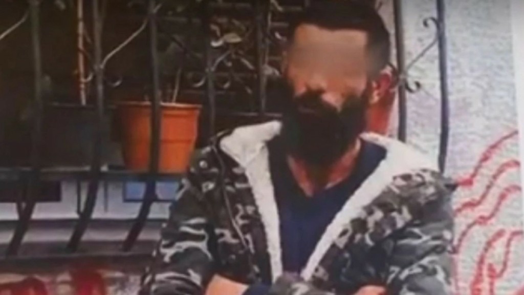 Εξάρχεια: Νέο βίντεο ντοκουμέντο ελάχιστα δευτερόλεπτα πριν ο δράστης χτυπήσει με λοστό την 29χρονη