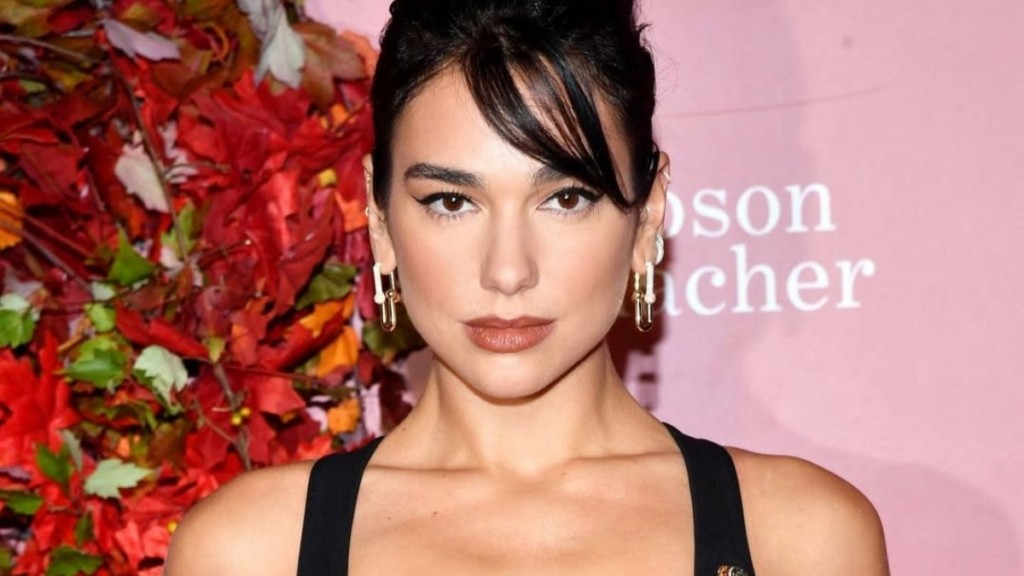 Dua Lipa: Φωτογραφίζεται φορώντας γούνα και μαύρα εσώρουχα – Εντυπωσίασε τους followers της