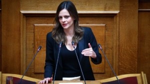 Παραιτήθηκε από βουλευτής η Έφη Αχτσιόγλου – “Παραμένω παρούσα μαζί και δίπλα σε κάθε πολίτη”