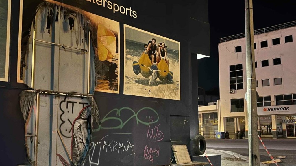 Εμπρησμός σε φορτηγάκι στον Κολωνό – Περαστικός έσβησε τη φωτιά