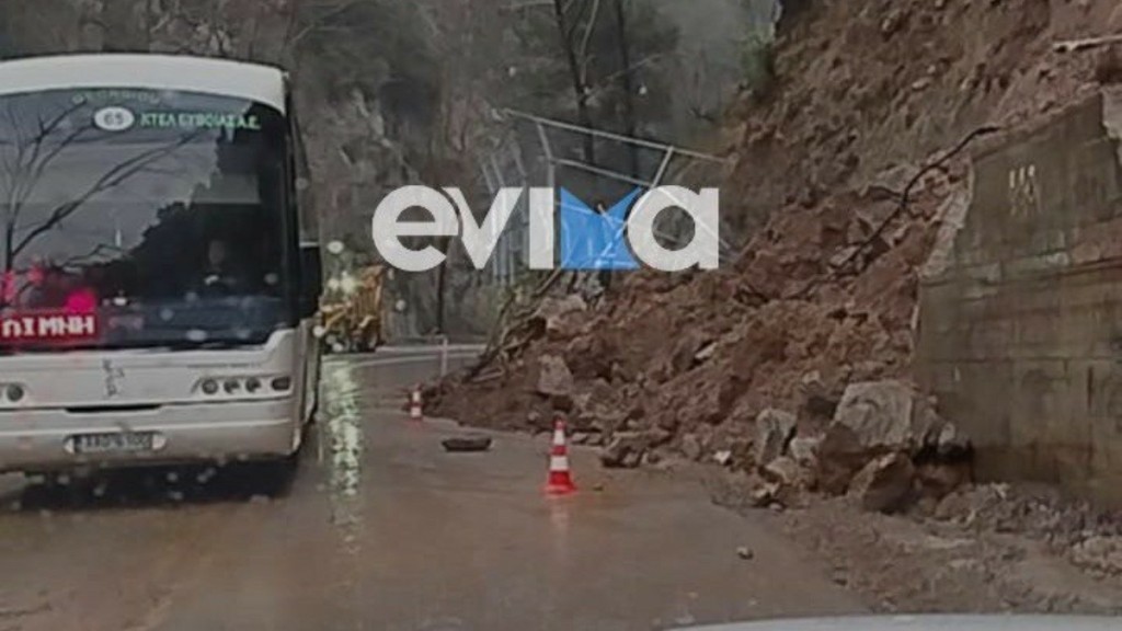 Απίστευτες εικόνες στην Εύβοια – Πέφτουν βράχια δίπλα σε αυτοκίνητα