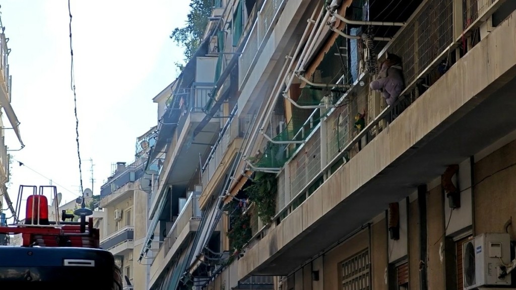 Φωτιά σε διαμέρισμα στην πλατεία Αμερικής – Οι καπνοί εγκλώβισαν ενοίκους (vid)