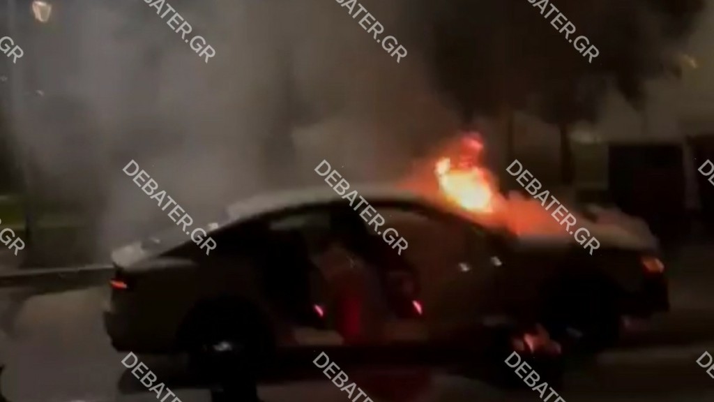 Θεσσαλονίκη: Φωτιά σε εν κινήσει όχημα κοντά στον Λευκό Πύργο