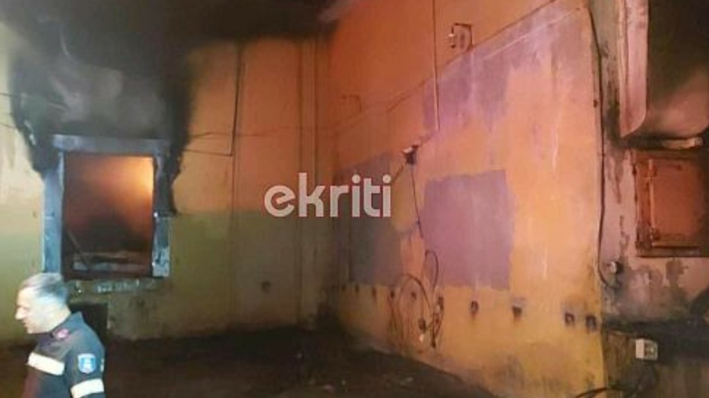 Ηράκλειο: Φωτιά σε παλιές αποθήκες της Ένωσης Πεζών (pics)