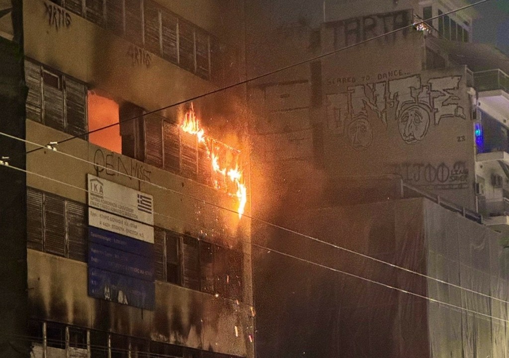 Αποκαταστάθηκε η κυκλοφορία στην Πειραιώς μετά τη φωτιά σε κτίριο