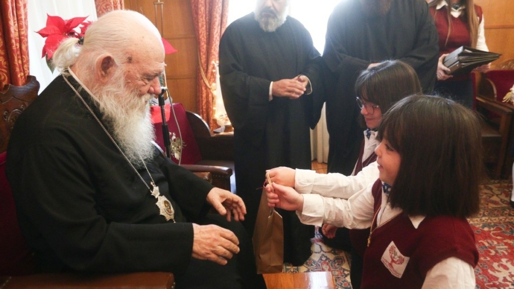 Παραδοσιακά τραγούδια και κάλαντα στον Αρχιεπίσκοπο Ιερώνυμο από μαθητές και συλλόγους από όλη τη χώρα