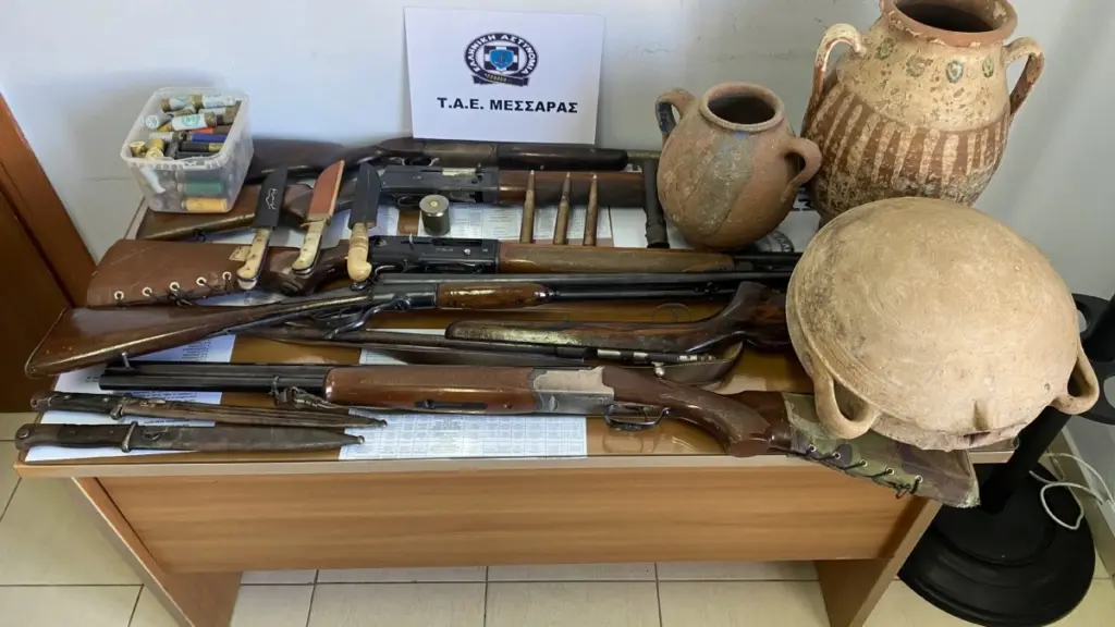Ηράκλειο: Χειροπέδες σε 52χρονο που έκρυβε στο σπίτι του «μίνι» οπλοστάσιο και αρχαία