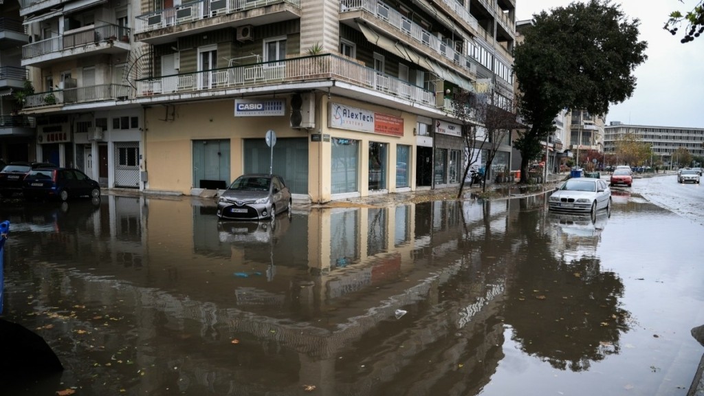 Έκτακτο δελτίο επιδείνωσης καιρού: Βροχές και καταιγίδες μέχρι το πρωί της Τρίτης