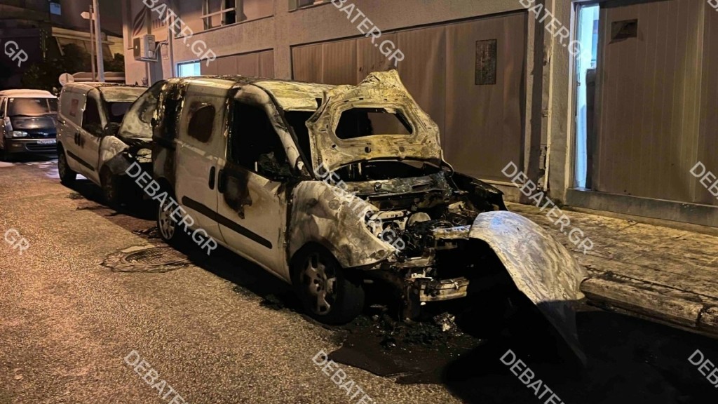 Καλλιθέα: Στις φλόγες τρία οχήματα των ΕΛΤΑ από εμπρησμό