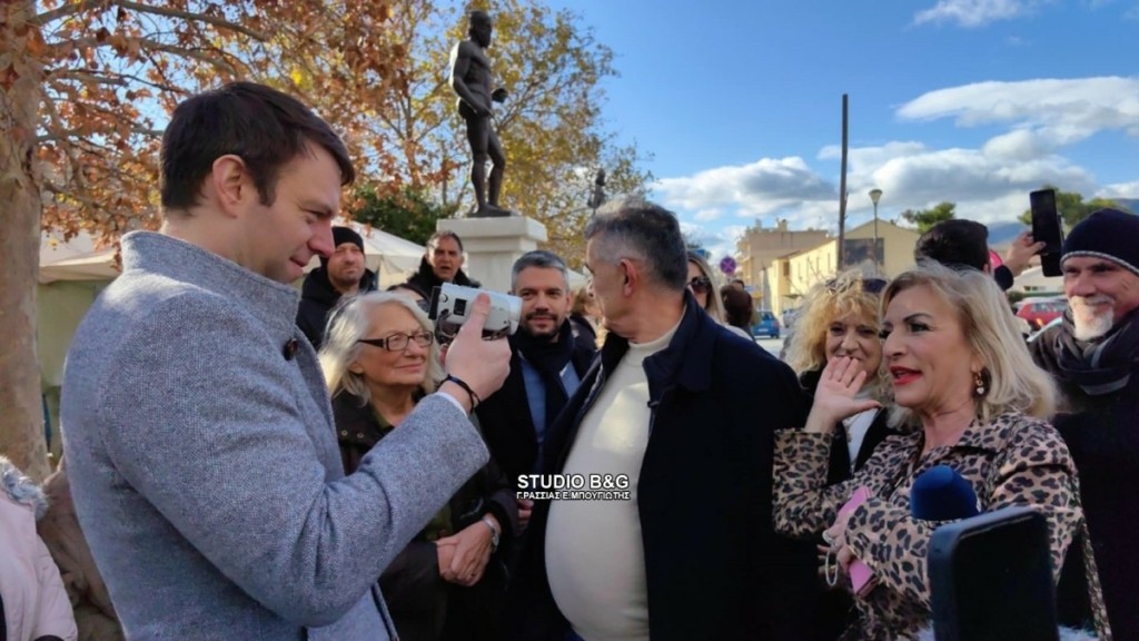 Στέφανος Κασσελάκης: Πήρε συνέντευξη από δημοσιογράφο στο Άργος – Δείτε βίντεο