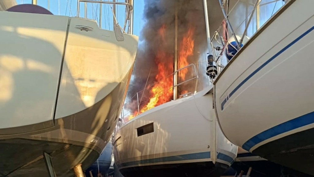 Φωτιά σε σκάφος στη Νέα Πέραμο Καβάλας