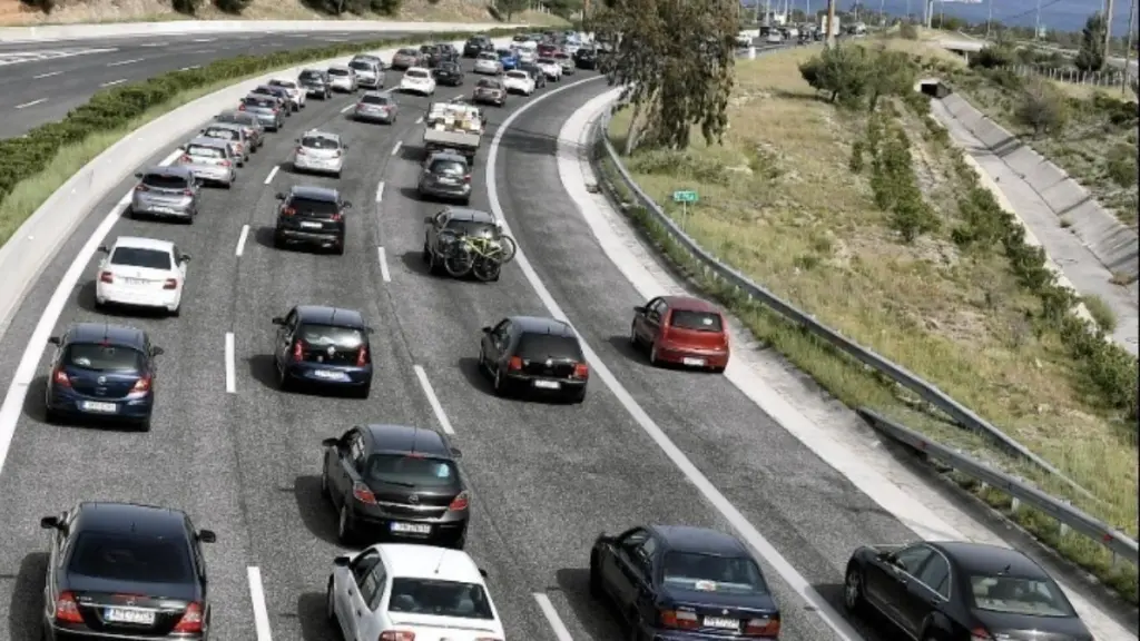 Λ. Αθηνών: Καθυστερήσεις λόγω σύγκρουσης οχημάτων
